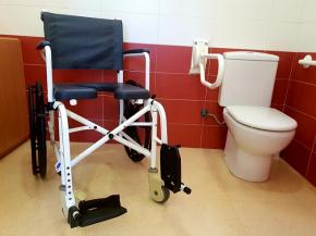 El Centre Sociosanitari Residncia Monterols incorpora una cadira de dutxa autopropulsable