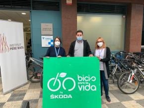 Un taller de reparació bicicletes per afavorir la inserció i lluitar contra l'estigma