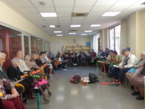 Activitat de musicoteràpia a la Residència de Cerdanyola del Vallès que gestiona Pere Mata Social